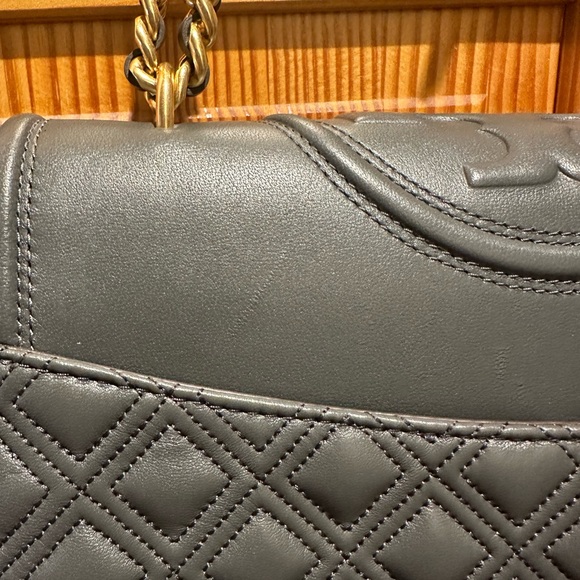 Tory Burch Fleming Bag. Gray with gold hardware. Very good condition - Picture 6 of 14